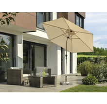 Umbrelă de soare dreptunghiulară cu mobilier de grădină pe o terasă în fața unei case.