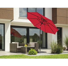 Scenă de grădină cu umbrelă de soare roșie și mobilier de grădină