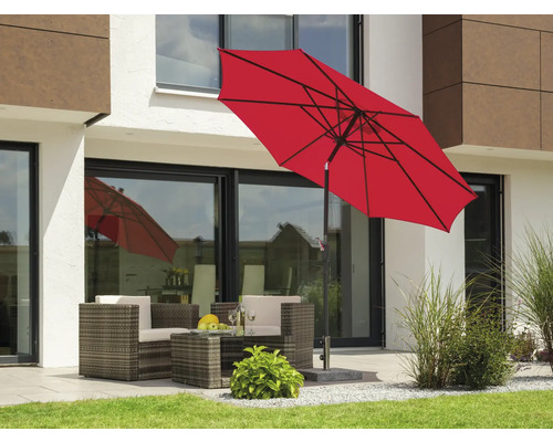 Scenă de grădină cu umbrelă de soare roșie și mobilier de grădină