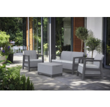 Set de mobilier de grădină cu două fotolii, o canapea și o cutie de depozitare pe o terasă.