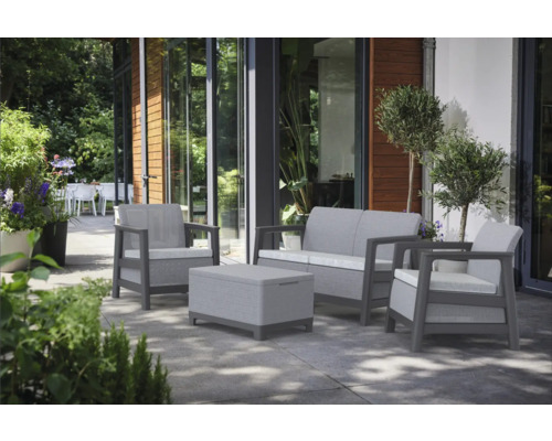 Set de mobilier de grădină cu două fotolii, o canapea și o cutie de depozitare pe o terasă.