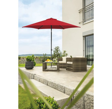 Scenă de grădină cu umbrelă de soare roșie, mobilier din ratan și jardinieră pe o terasă