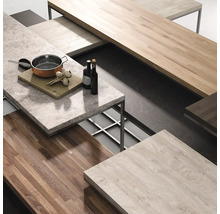 Diverse blaturi de lucru din lemn și piatră cu oală, usturoi, sticle de ulei și tocător