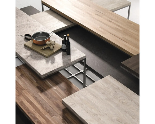 Diverse blaturi de lucru din lemn și piatră cu oală, usturoi, sticle de ulei și tocător