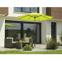 Scenă cu set de mobilier de grădină sub o umbrelă de soare pe o terasă în fața unei case.