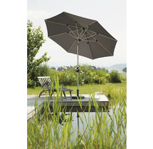 Umbrelă de soare pătrată pe o terasă de lemn cu șezlong lângă iaz