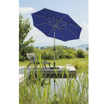 Umbrelă de grădină albastră lângă un iaz și o terasă din lemn cu șezlong