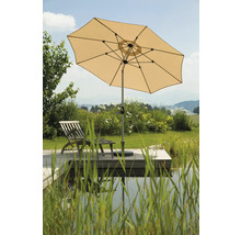 Scenă de grădină cu umbrelă de soare, șezlong din lemn și iaz