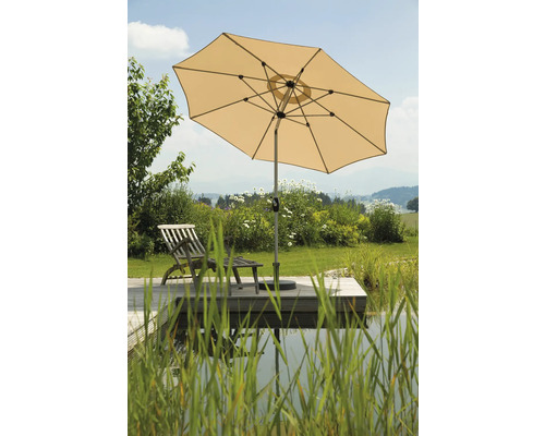 Scenă de grădină cu umbrelă de soare, șezlong din lemn și iaz