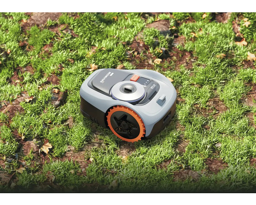 Robot de tuns iarba pe gazon