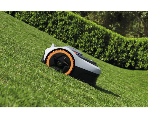 Robot de tuns iarba pe o peluză