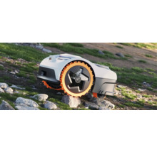 Robot de tuns iarba pe teren accidentat cu pietre