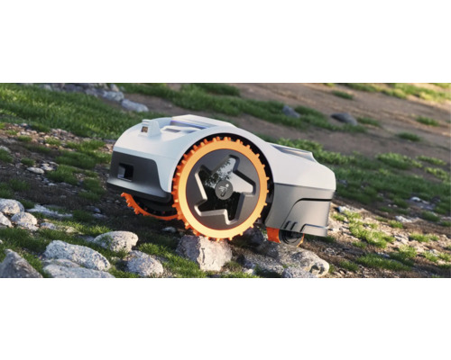 Robot de tuns iarba pe teren accidentat cu pietre