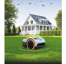 Robot de tuns iarba pe gazon în fața casei cu conexiune prin satelit