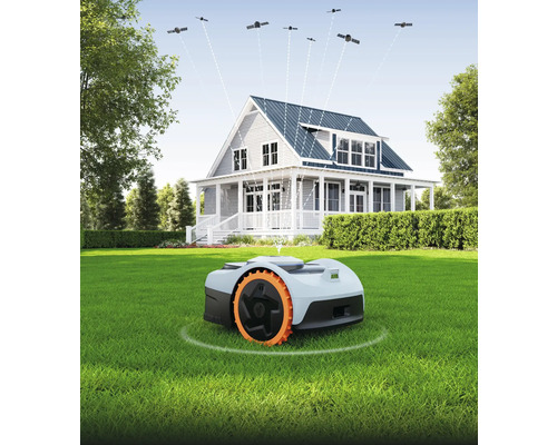 Robot de tuns iarba pe gazon în fața casei cu conexiune prin satelit