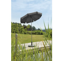 Umbrelă de soare gri pe o terasă de lemn în grădină.