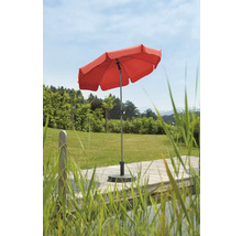 Umbrelă de soare roșie pe o terasă în grădină