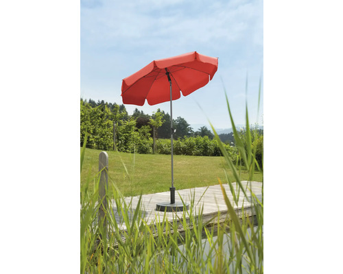 Umbrelă de soare roșie pe o terasă în grădină