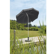 Scenă de grădină cu o umbrelă de soare pe o terasă din lemn