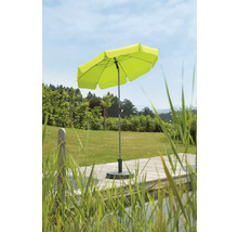 Umbrelă de soare verde pe o terasă de lemn în aer liber