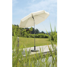 Scenă de grădină cu o umbrelă de soare