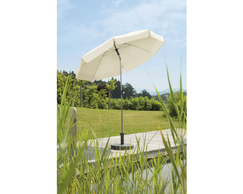 Scenă de grădină cu o umbrelă de soare