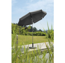 Umbrelă de grădină gri pe o terasă