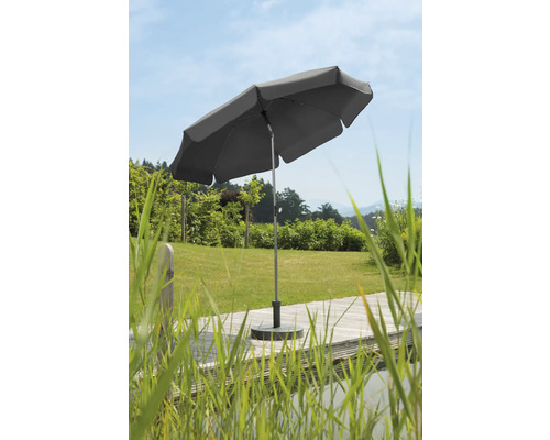 Umbrelă de grădină gri pe o terasă