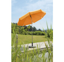 Umbrelă de grădină deschisă pe o terasă din lemn