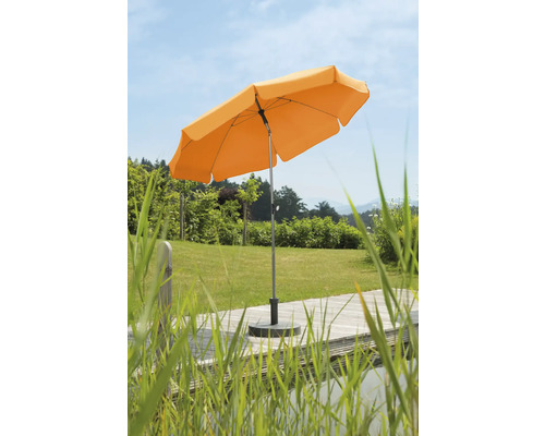 Umbrelă de grădină deschisă pe o terasă din lemn