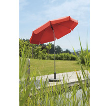 Umbrelă de soare roșie în grădină pe terasă de lemn