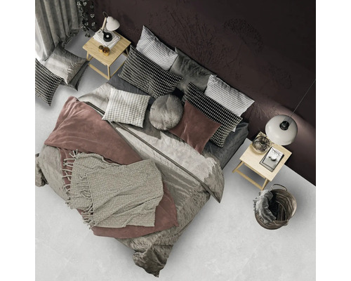 Vedere de sus a unui dormitor cu pat, perne, pătură și noptiere.