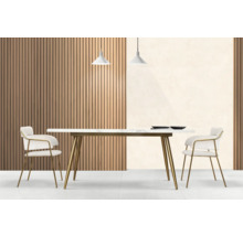 Sală de mese cu masă, scaune și panouri de perete