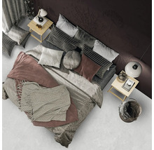 Vedere de sus a unui dormitor cu pat, noptiere și elemente decorative