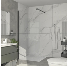 Baie cu duș, lavoar, toaletă și perete de marmură