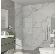 Baie luminoasă cu duș, lavoar, oglindă și toaletă