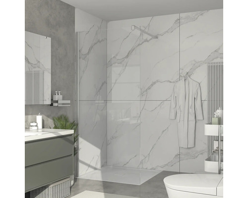 Baie luminoasă cu duș, lavoar, oglindă și toaletă