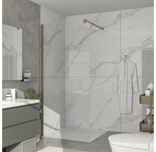 Baie modernă cu duș, chiuvetă și toaletă.