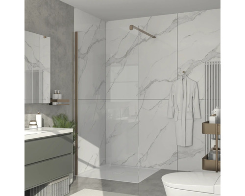 Baie modernă cu duș, chiuvetă și toaletă.