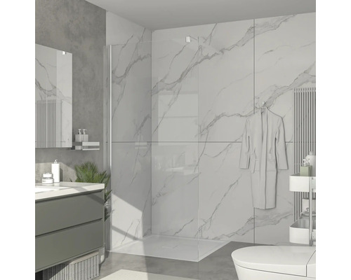 Baie modernă cu cabină de duș walk-in, dulap de bază pentru lavoar și faianță de marmură