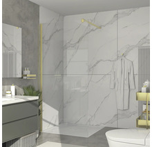 Baie modernă cu duș, chiuvetă și toaletă pe un fundal de perete din marmură albă