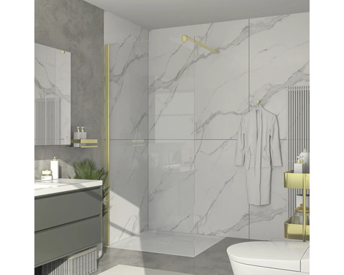 Baie modernă cu duș, chiuvetă și toaletă pe un fundal de perete din marmură albă