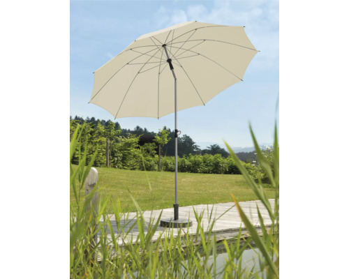 Umbrelă de grădină deschisă pe o terasă cu gazon în fundal