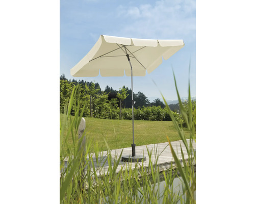 Umbrelă de soare dreptunghiulară pe o terasă