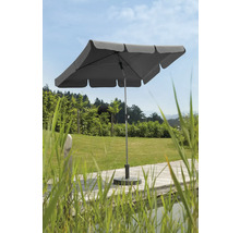 Umbrelă de soare dreptunghiulară cu suport pe o terasă de lemn în grădină