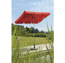 Umbrelă de grădină pătrată cu stâlp din oțel și bază din beton pe o terasă din lemn.