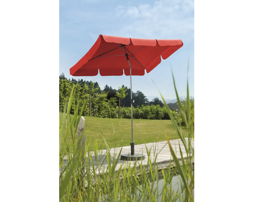 Umbrelă de grădină pătrată cu stâlp din oțel și bază din beton pe o terasă din lemn.