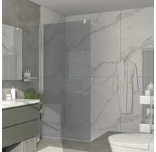 Baie modernă cu cabină de duș, chiuvetă, toaletă și calorifer