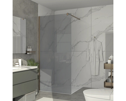 Baie modernă cu paravan de duș din sticlă, lavoar și toaletă