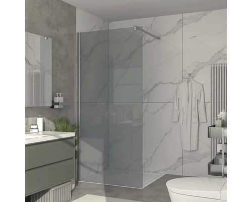 Baie modernă cu duș fără cădiță, chiuvetă și gresie de marmură.